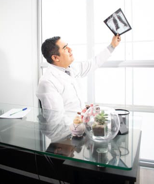 Dr. Fernando Cárdenas Arana en su consultorio de neumología en San Borja